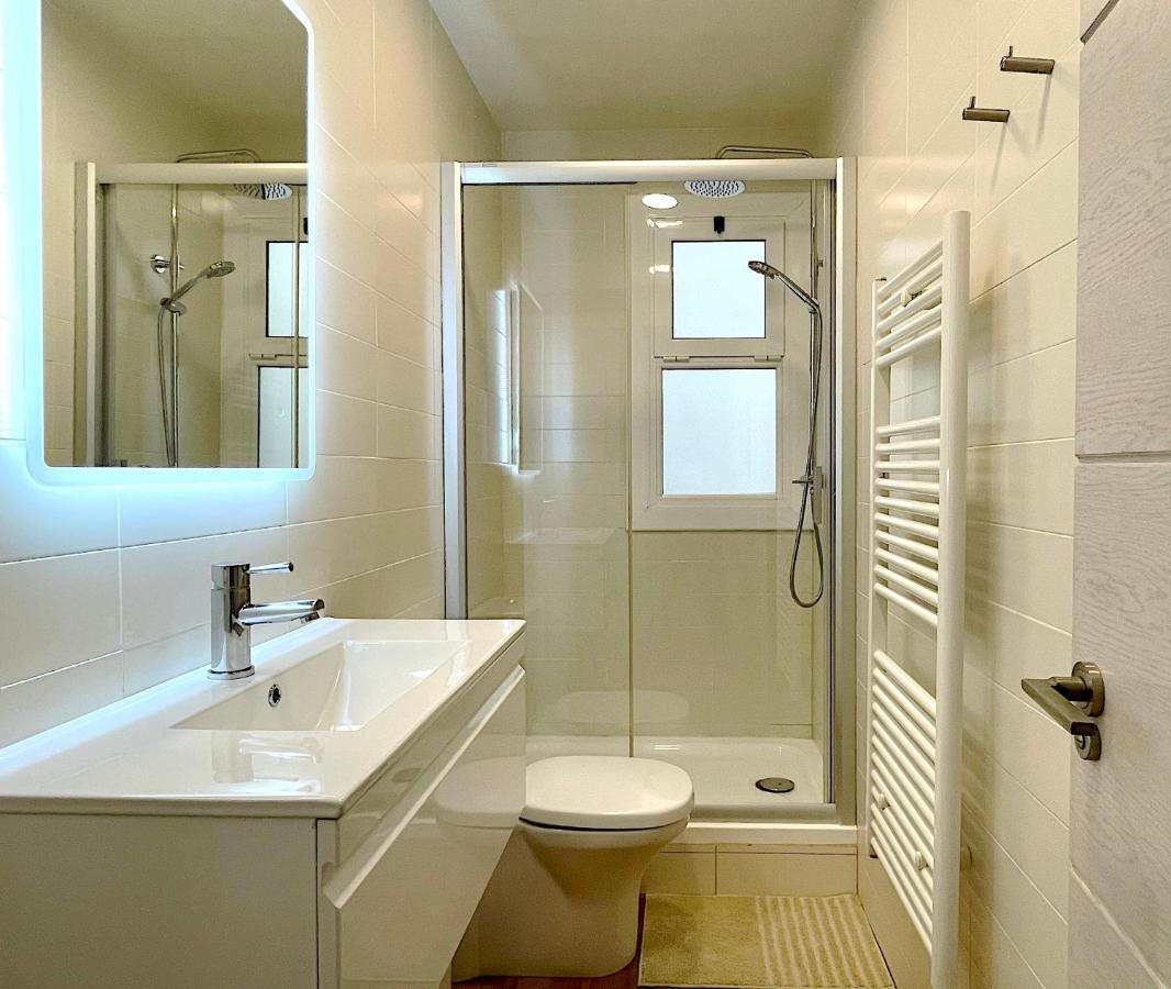 Abbott Apartment - 1 Min From The Beach - 100M2 - Sleeps 8 ซีเจส ภายนอก รูปภาพ